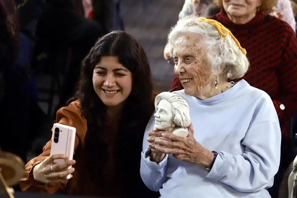 Artistas rinden homenaje a Elena Poniatowska.