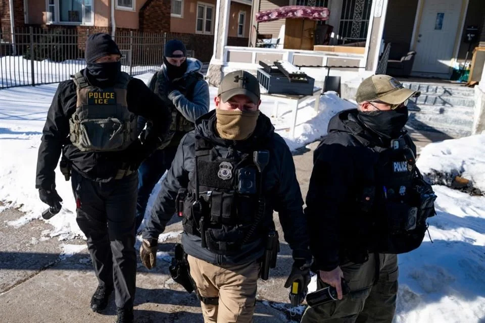 Policías involucrados en tiroteo son suspendidos mientras se investiga el caso.