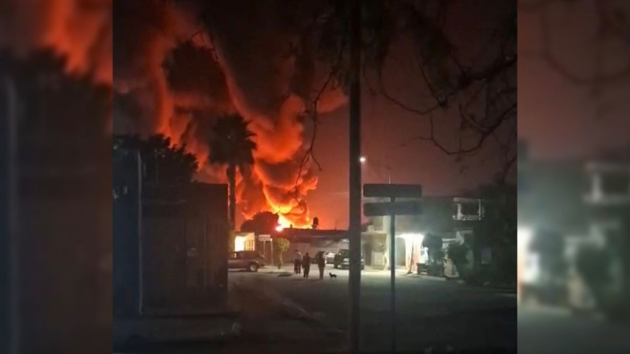 Fuego devora complejo de Pemex en Villagrán, Guanajuato.
