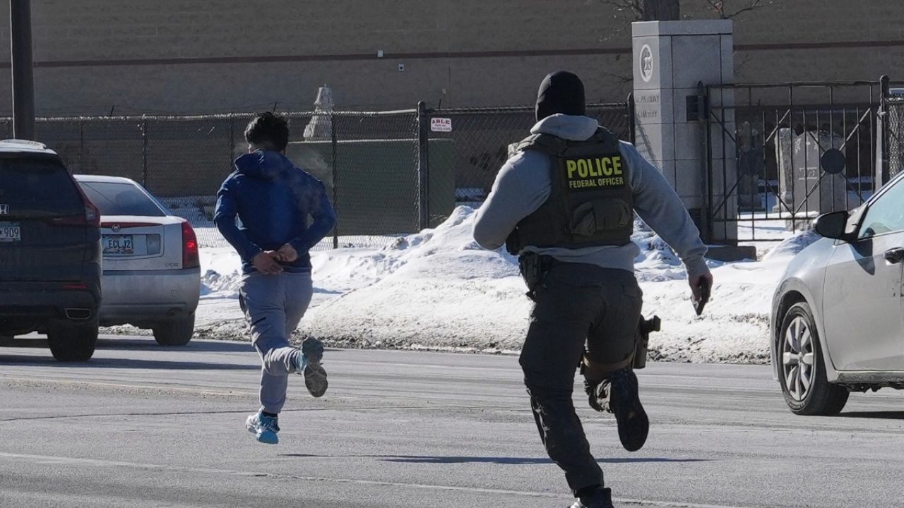 Arresto de menor migrante tras percance, imágenes fuertes.