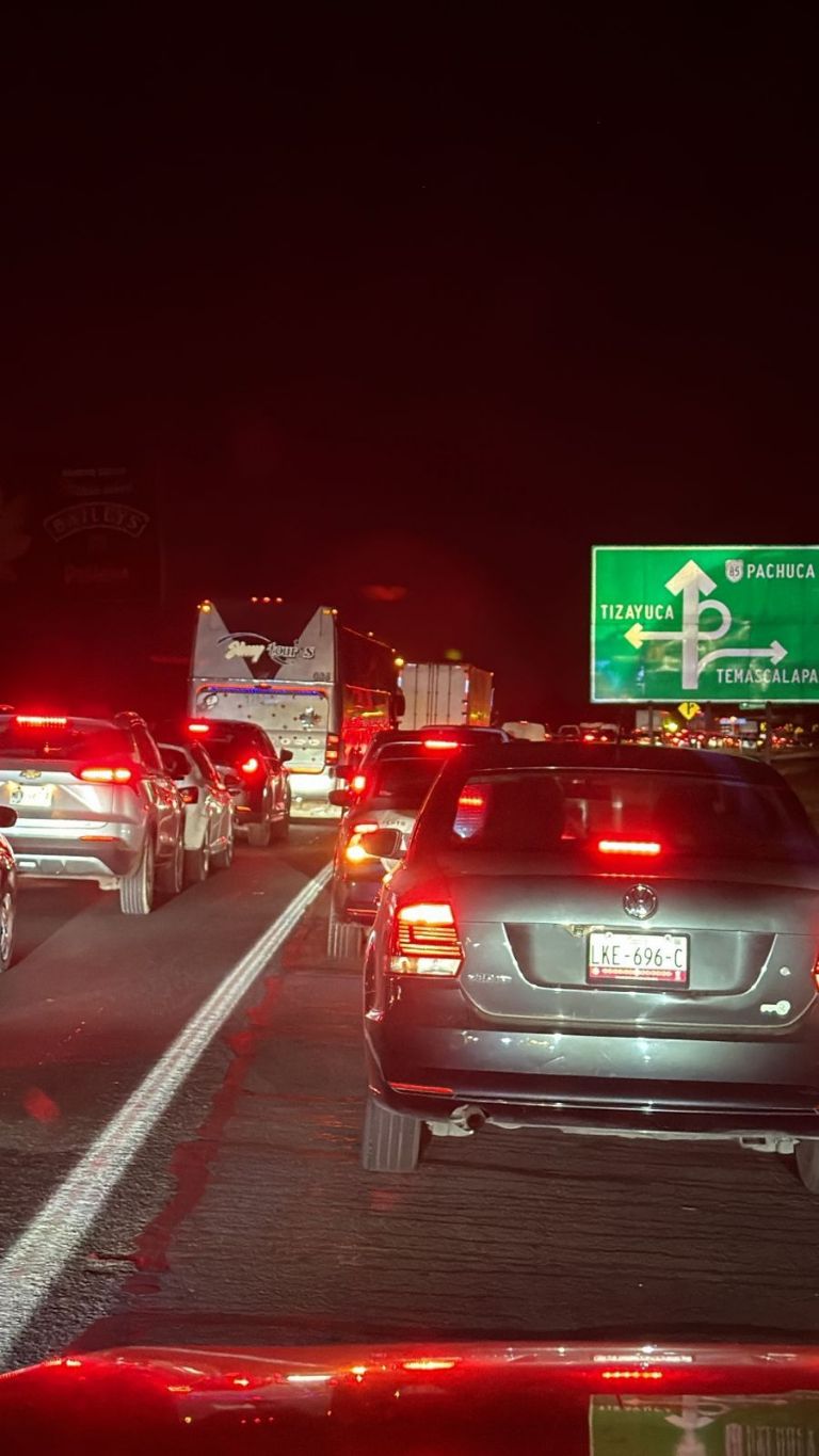 Fuga de gas causa caos vehicular en la México-Pachuca; desvíos habilitados.