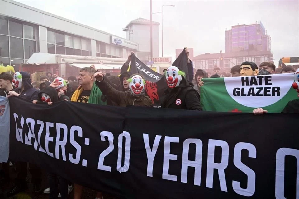 Hinchas del United se pintan la cara de payaso en señal de protesta.