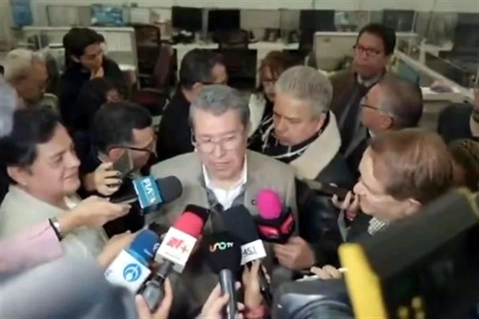 Monreal lista su renuncia ante posible petición.