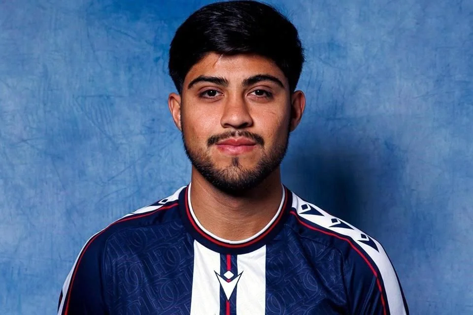 Llega un nuevo aficionado al Dundee FC y se suma a la celebración.