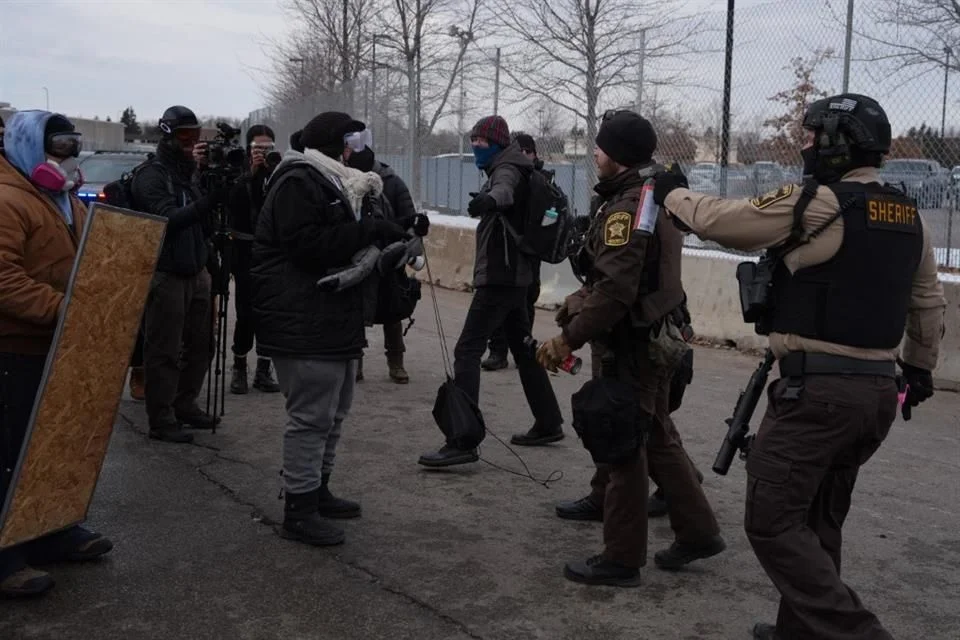 Policía arresta a manifestantes en Minneapolis