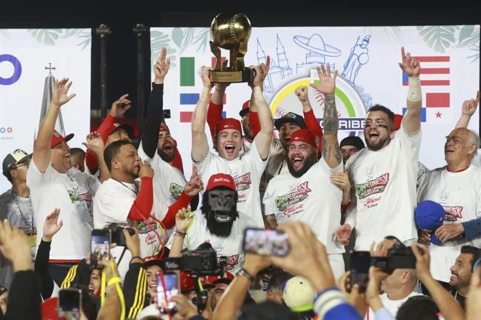 Novedosos monarcas caribeños: Los Charros alzan su primera corona.