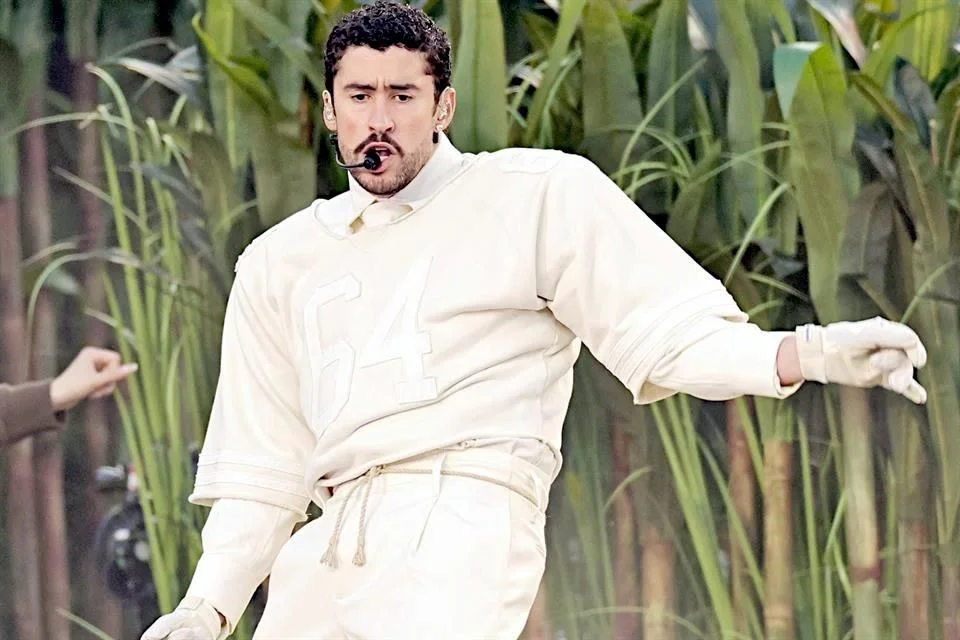 Moda para Bad Bunny en eventos comunitarios.