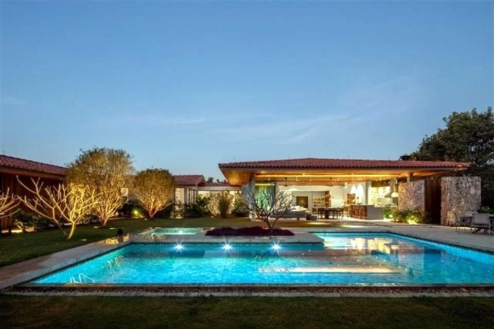 La forma del terreno define el contorno.