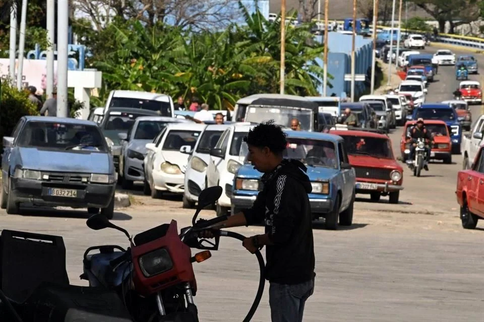 Bloqueo petrolero estadounidense paraliza la economía cubana.