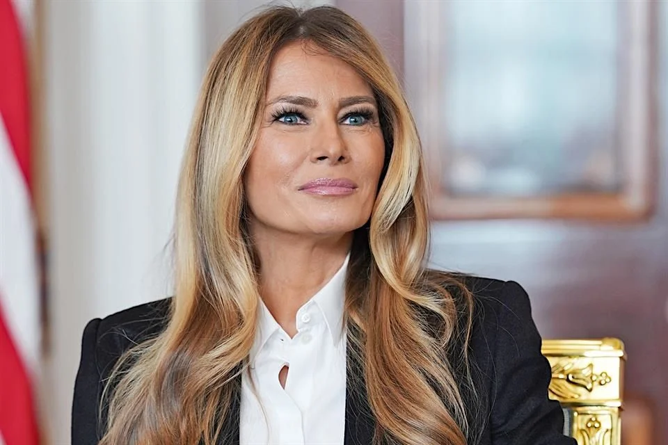 Melania bajo escrutinio legal por su conexión con Epstein.