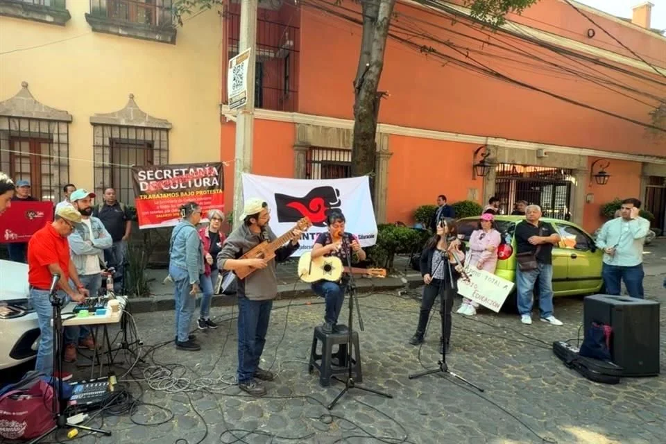 Reclamo de empleados de Radio Educación en la Suprema Corte.