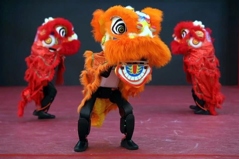 Robots festejan la llegada del Año Nuevo Chino.