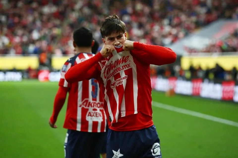 Chivas se consolida en la cima tras otra victoria frente a América.