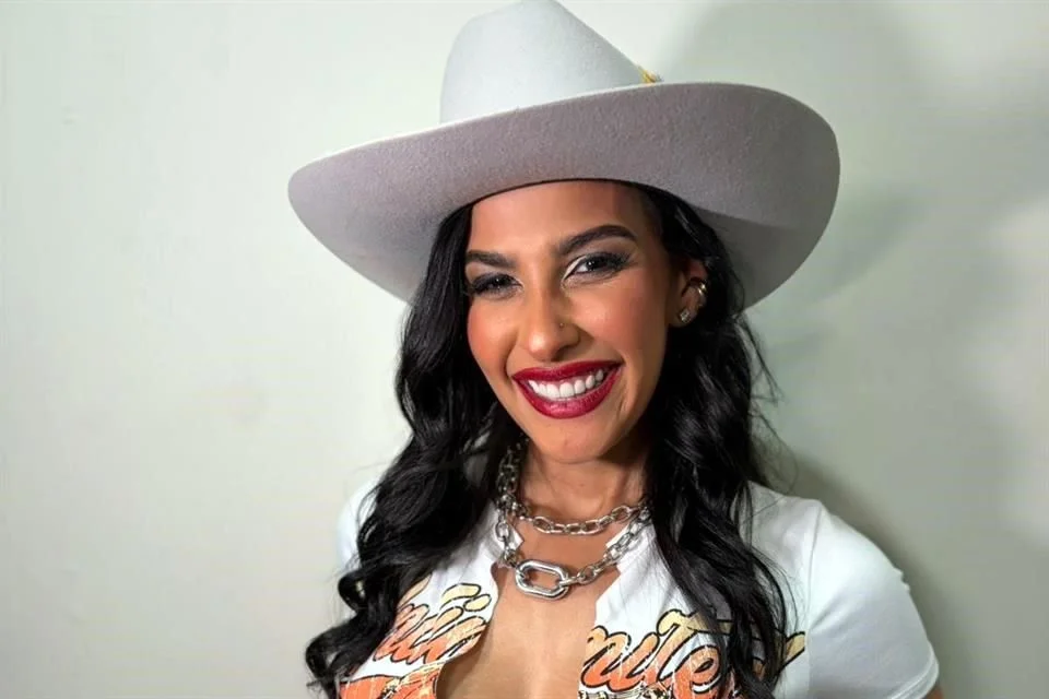 Defensora del “Chapo” canta un éxito de Alicia Villarreal.