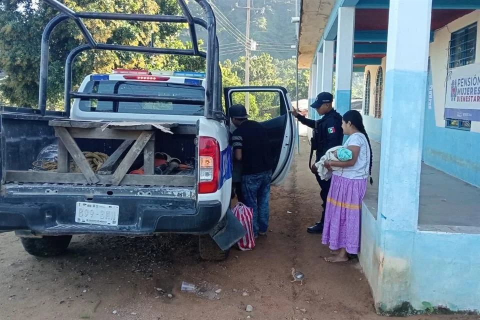 Aglomeraciones y demoras extremas para la inmunización contra el sarampión en Guerrero.