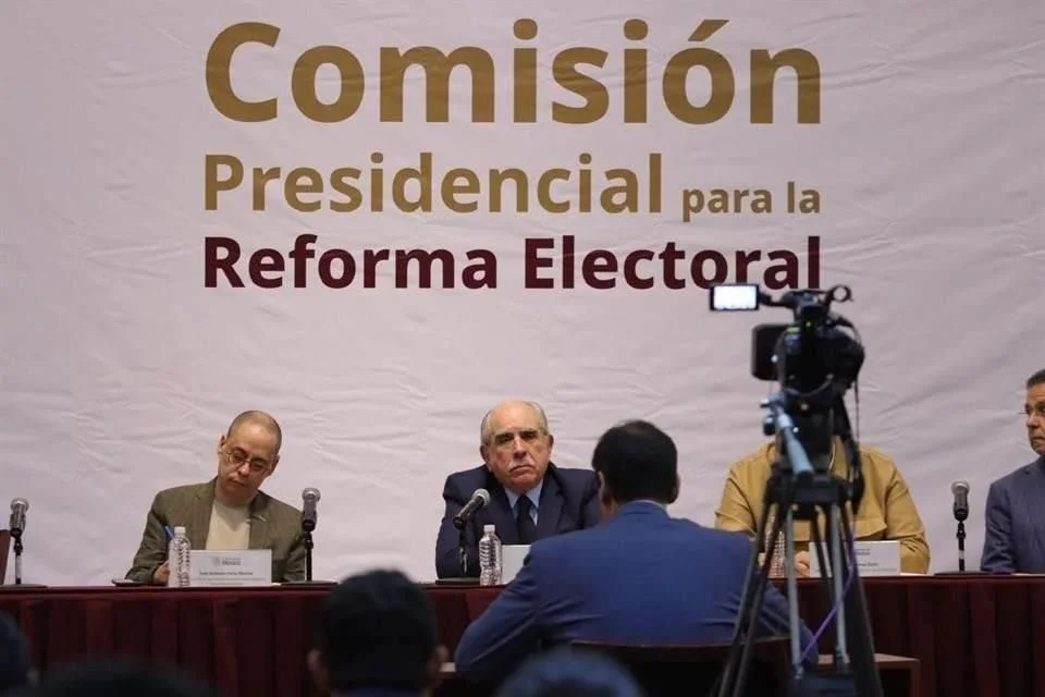 Sheinbaum y parlamentarios evalúan avances en la reforma electoral.