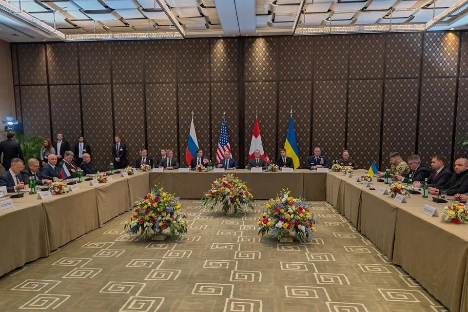 Acuerdos de paz en Ucrania culminan tras difíciles diálogos.