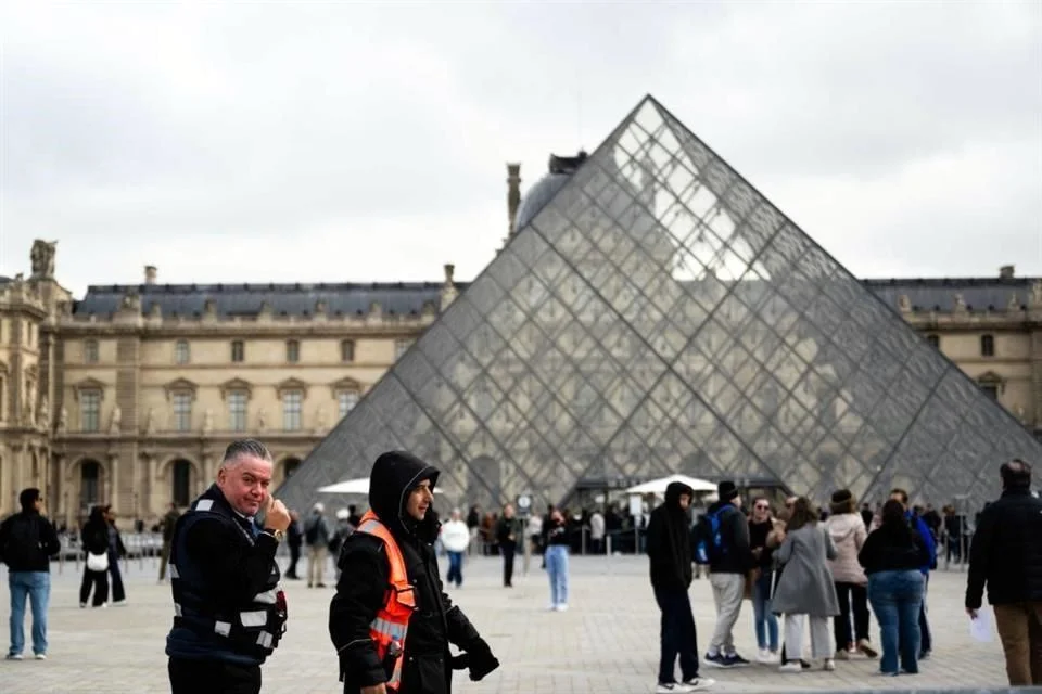 Robo millonario en el Louvre por falsificación de entradas.