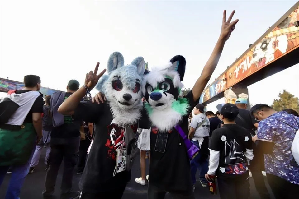 Fans de Therian y seguidores del fútbol presentes en EDC México