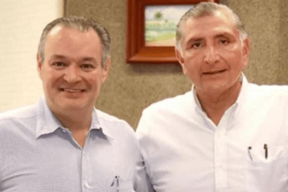 Adán deja solo a su colega en la obra.