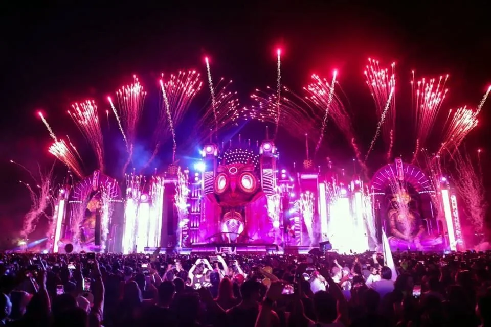 Multitudinaria congregación en el escenario alterno de EDC México 2026, impulsada por 3BallMTY.