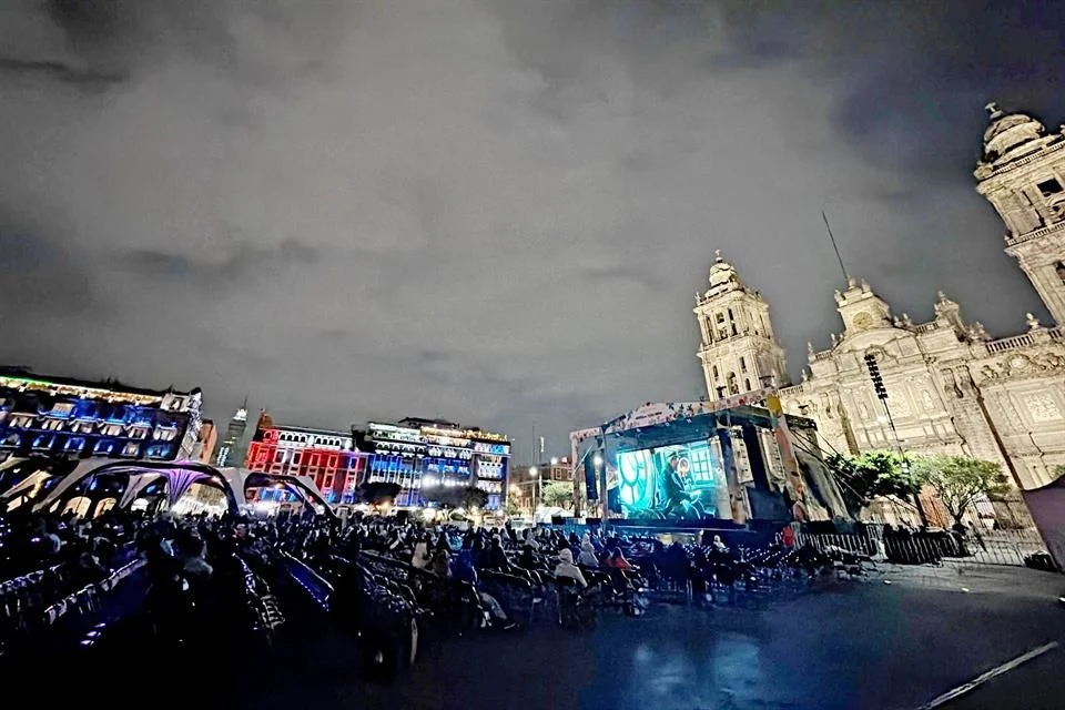 Multitudes disfrutan de “Frankenstein” en el Zócalo