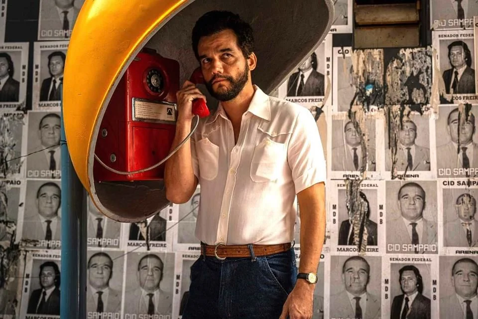 Moura se luce como un héroe de temple inquebrantable en “El Agente Secreto”.