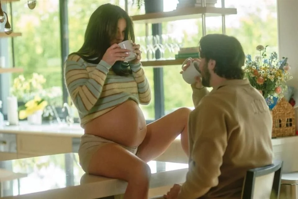 Hailee Steinfeld anuncia su embarazo en línea.