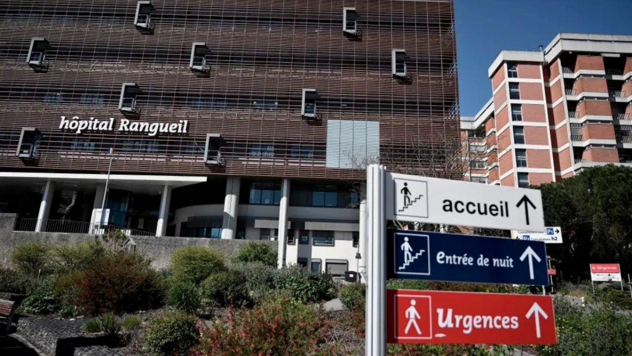 *   Emergencia médica: Inserción de misil histórico por vía rectal.
*   Paciente requiere atención urgente tras introducir proyectil histórico analmente.
*   Insólito incidente: Míisil histórico alojado en recto provoca crisis médica.
*   Urgencia médica derivada de la introducción anal de un proyectil histórico.
*   Problema médico grave: Misil histórico introducido por el recto.