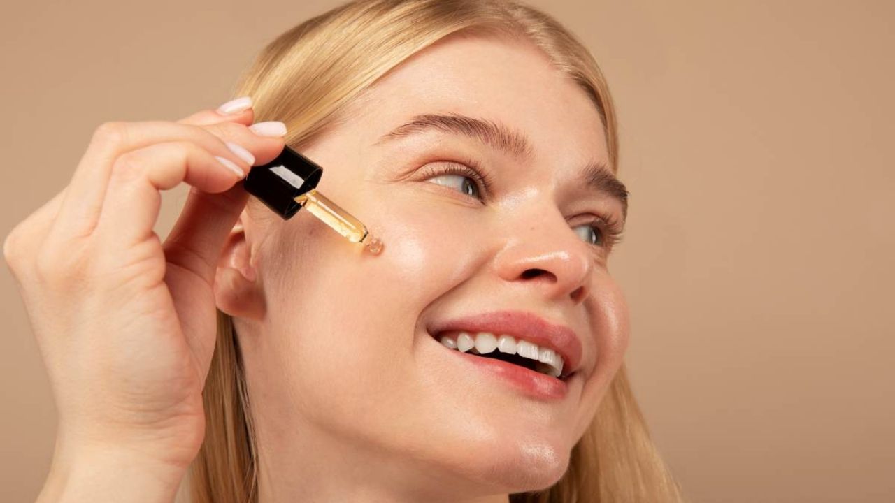 Tratamiento rejuvenecedor para tu amiga: la clave de una piel luminosa y sin arrugas.