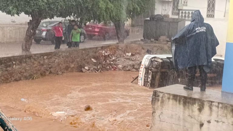 Una persona y diez autos perdidos tras las intensas lluvias en Guerrero.