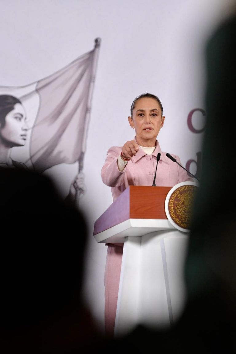 Narcos mexicanos con armas de guerra de EE.UU.: Sheinbaum revisa informe.