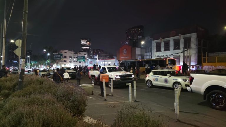 Conflicto en San Cosme: Desalojo de vendedores desata enfrentamiento con la policía.
