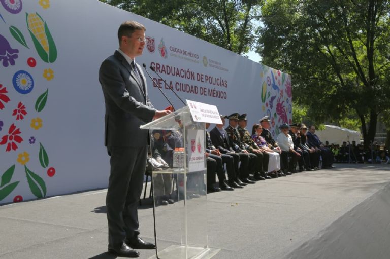 Nuevos agentes de la SSC reciben el apoyo de Vázquez y Brugada tras su juramento de servicio público.