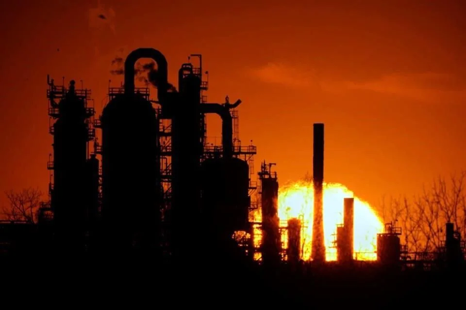 Petróleo Brent cierra el día a 108 dólares; WTI cotiza en 96.14.