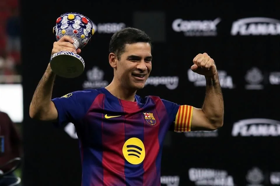 Rafa Márquez festeja el triunfo del Barcelona sobre el Real Madrid.