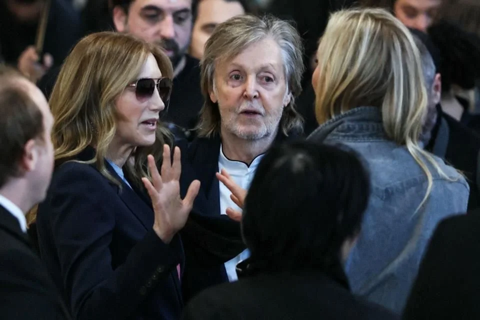 Sorpresa en la pasarela parisina: McCartney desfila para la marca de su hija.