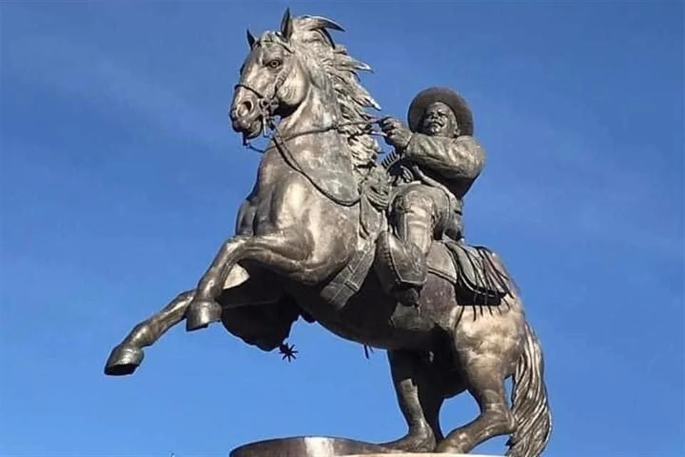 La estatua de Villa vuelve a su lugar de origen con Villegas. La estatua de Villa vuelve a su lugar de origen con Villegas.