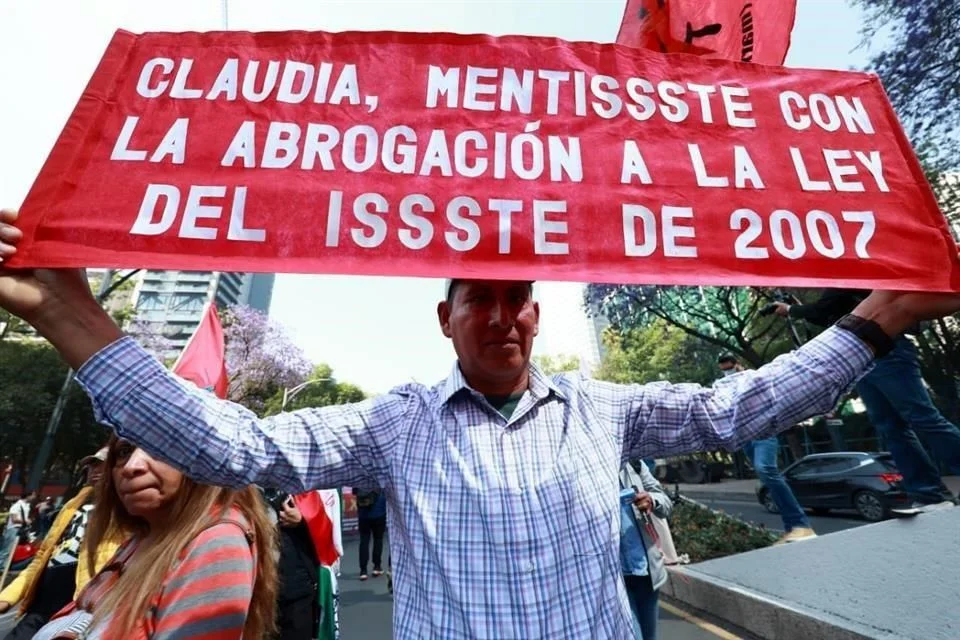 Docentes de la CNTE inician marcha del Ángel de la Independencia al Zócalo.