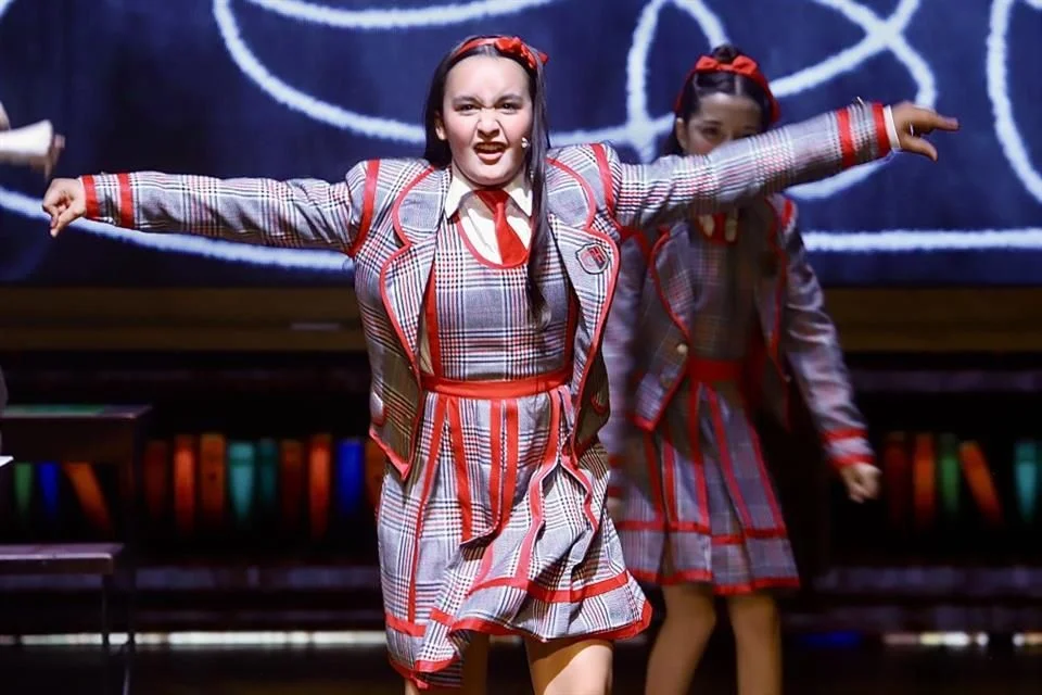 Alejandro Gou se enorgullece del debut teatral de su hija en “Matilda”.