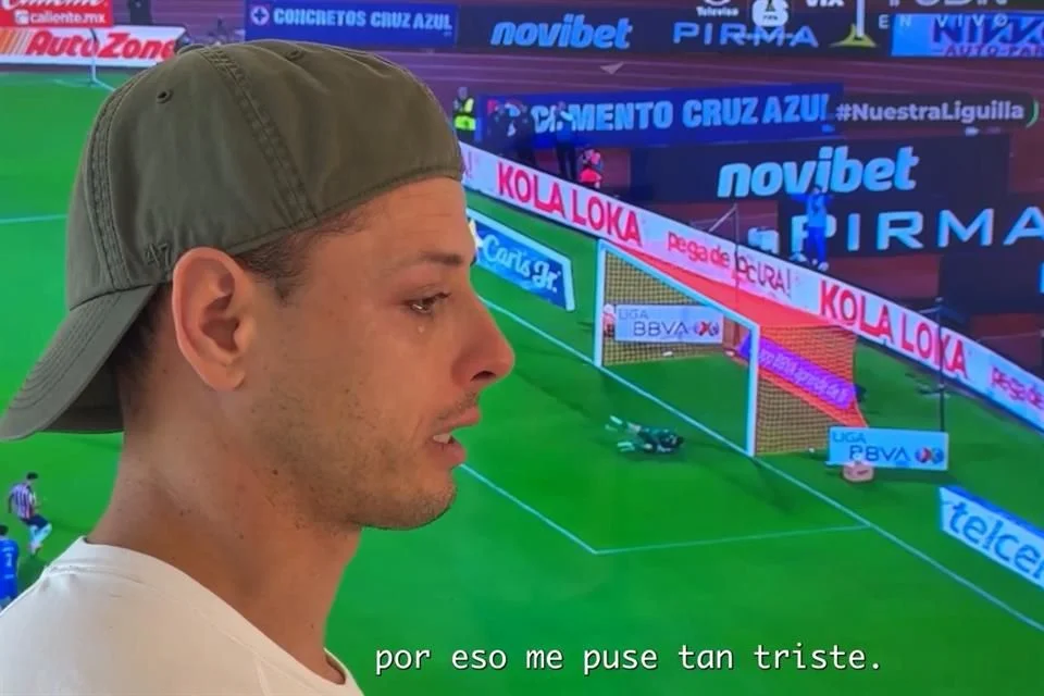 El atacante Hernández explica entre lágrimas por qué falló el penal.