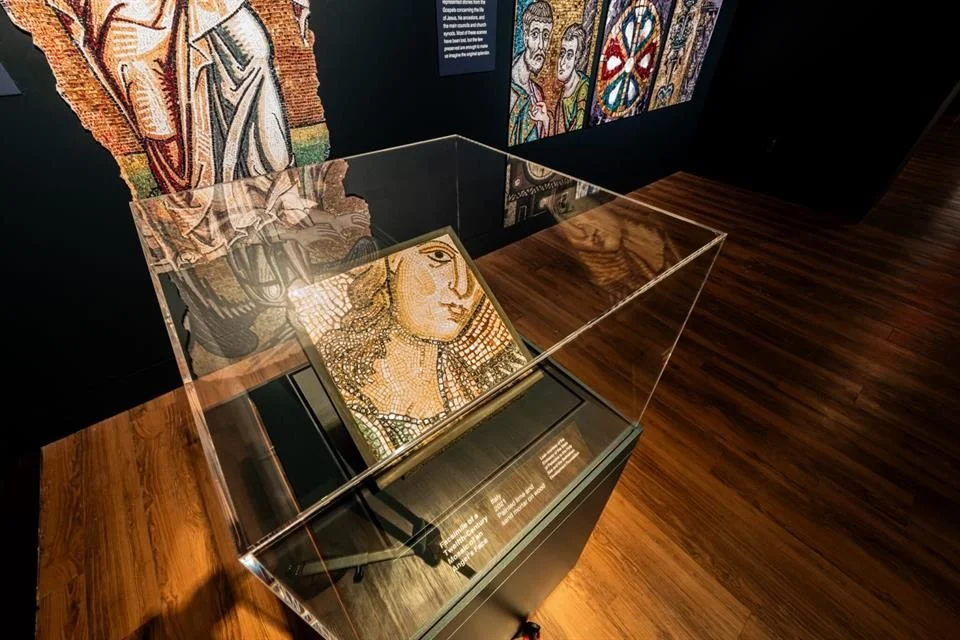 Belénes diminutos adornan el Centro de Creación Contemporánea de México.