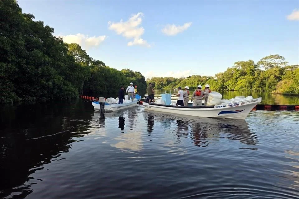 Fuga de petróleo de Pemex en Río Seco, Tabasco.