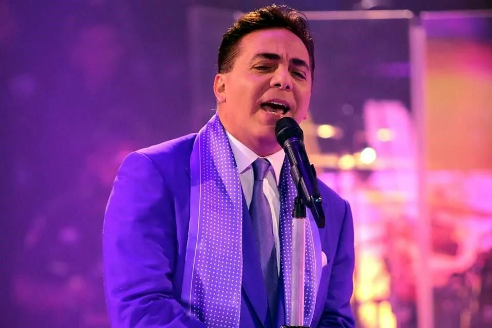 
Éxito de Cristian Castro en Monterrey.
Cristian Castro cautiva a la audiencia regiomontana.
Monterrey aclama a Cristian Castro.
Cristian Castro cosecha aplausos en su presentación en Monterrey.
La velada regiomontana de Cristian Castro, un rotundo éxito.
