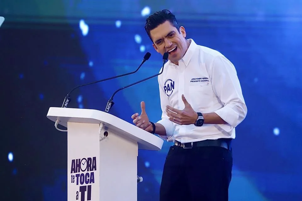 Acción Nacional admite público, veta aspirantes a la silla presidencial.