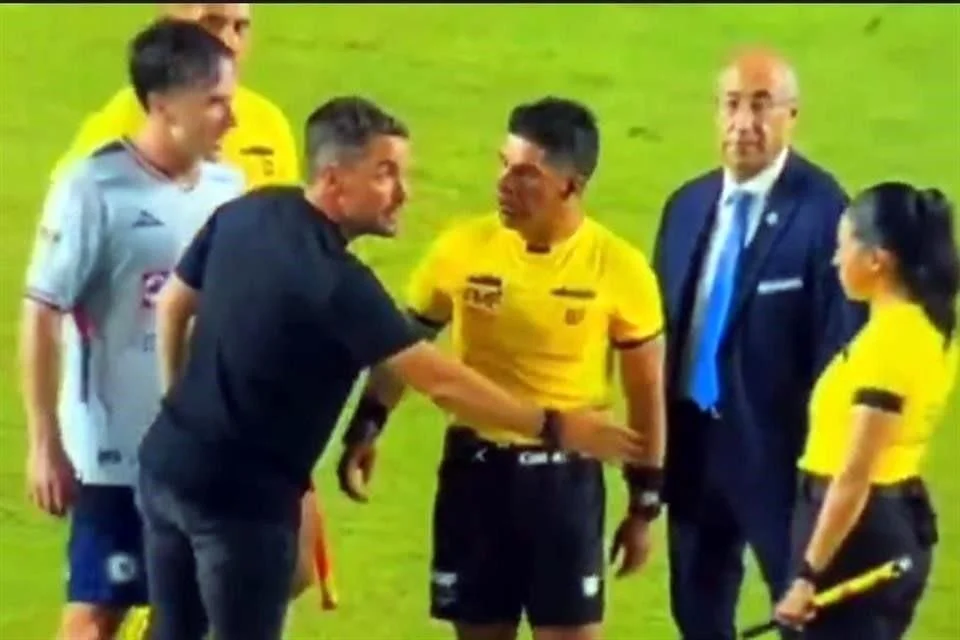 El técnico Nicolás Larcamón habría ejercido presión sobre la árbitra Karen Díaz.