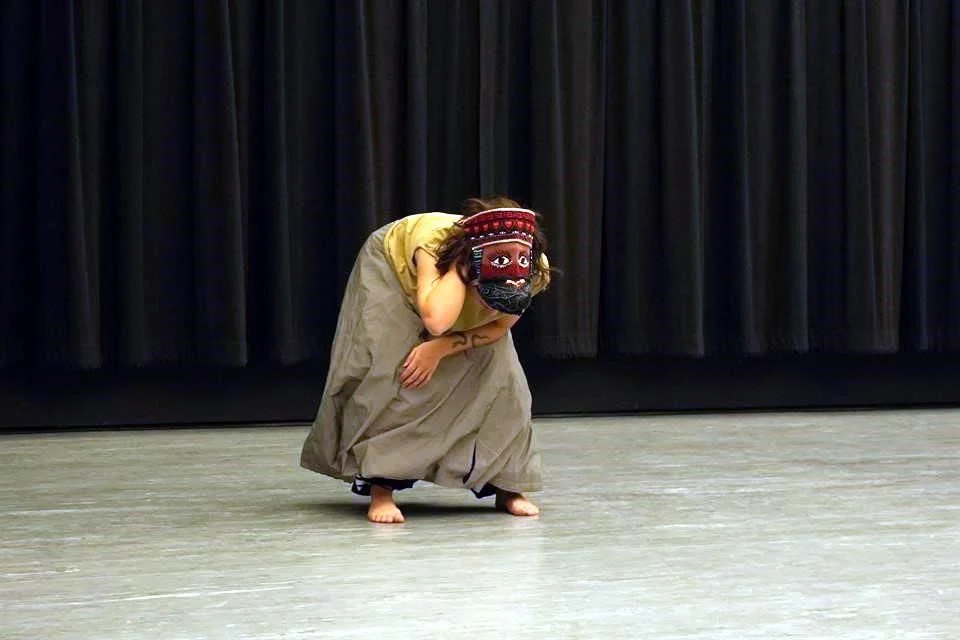 Danza simbólica para repeler ataques contra migrantes.