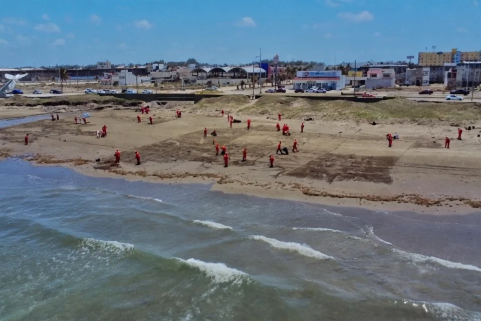 * Petróleo sustraído del Golfo es devuelto a Pemex en cantidad de 128 toneladas.
* Pemex recupera 128 toneladas de crudo del Golfo de México.
* Mil 280 barriles de petróleo recuperados por Pemex en el Golfo.
* Aseguran 128 toneladas de petróleo que estaban en el Golfo.
* Pemex remueve 128 toneladas de petróleo del fondo marino del Golfo.