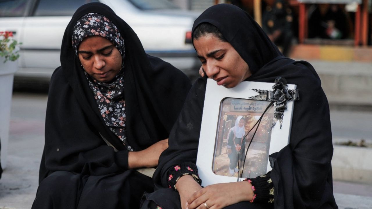 Hallan pruebas de ataque aéreo de EE.UU. en escuela con 168 niños fallecidos | VIDEO Hallan pruebas de ataque aéreo de EE.UU. en escuela con 168 niños fallecidos | VIDEO