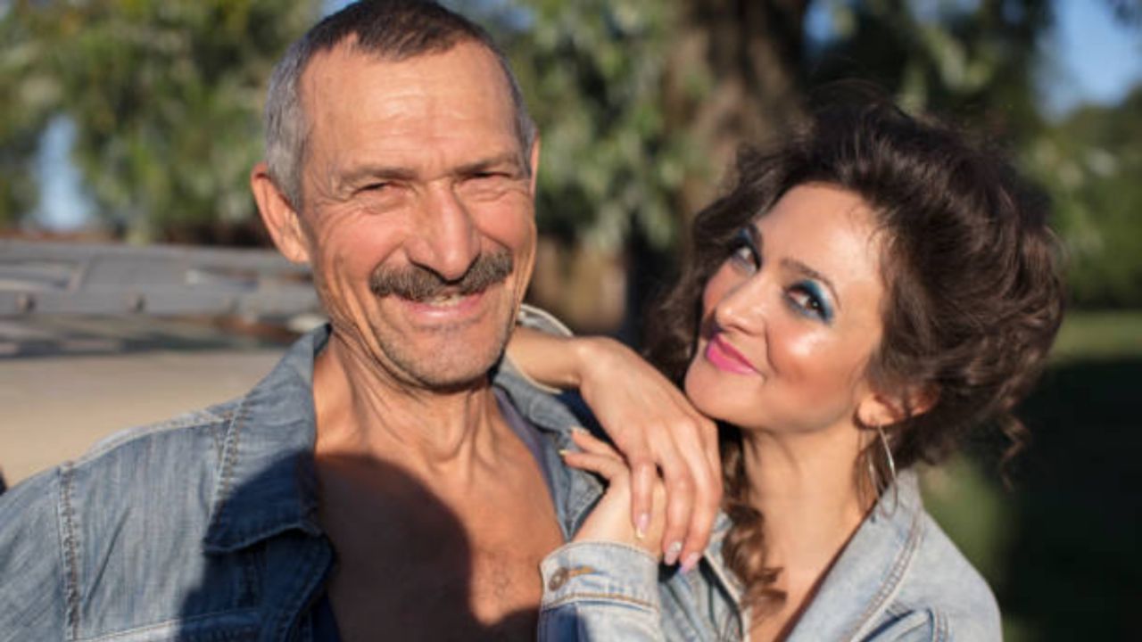 El interés de los jóvenes en parejas mayores: una perspectiva psicológica.